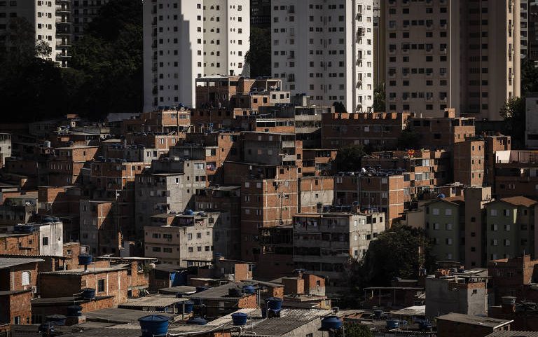 Moradias de Paraisópolis, em São Paulo, em contraste com prédios ao fundo