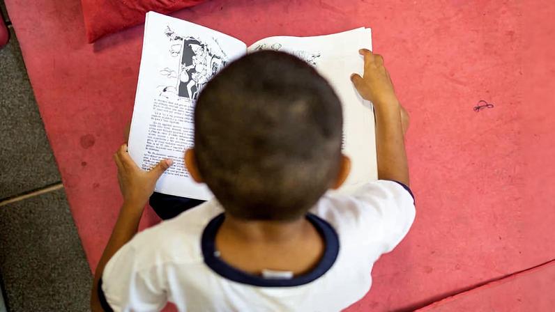 Aluno com livro na Emef Martin Francisco Ribeiro de Andrade na Vila Mazzei, zona norte de São Paulo
