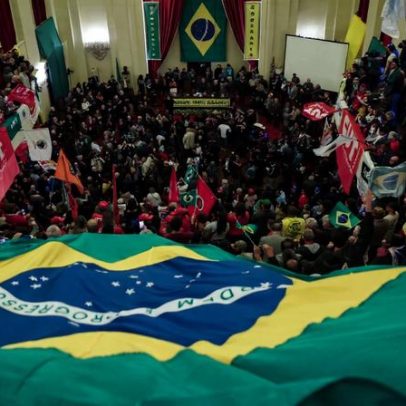Lula usa camisa da soberania nacional e recebe aplausos da torcida
