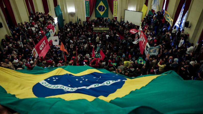 Bandeira do Brasil estendida em ato em defesa da soberania nacional na Faculdade de Direito da USP, no centro de São Paulo