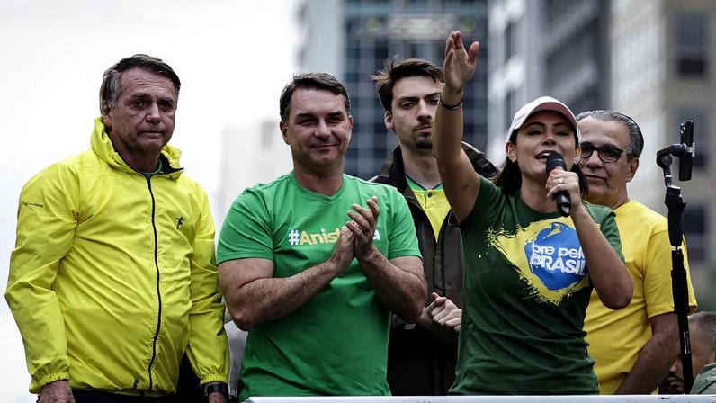 Ainda em campanha para tentar evitar a prisão de Jair Bolsonaro (esq.), Michelle discursa em SP ao lado dos enteados Jair Renan, Flávio e Carlos, além do pastor Silas Malafaia (dir.)