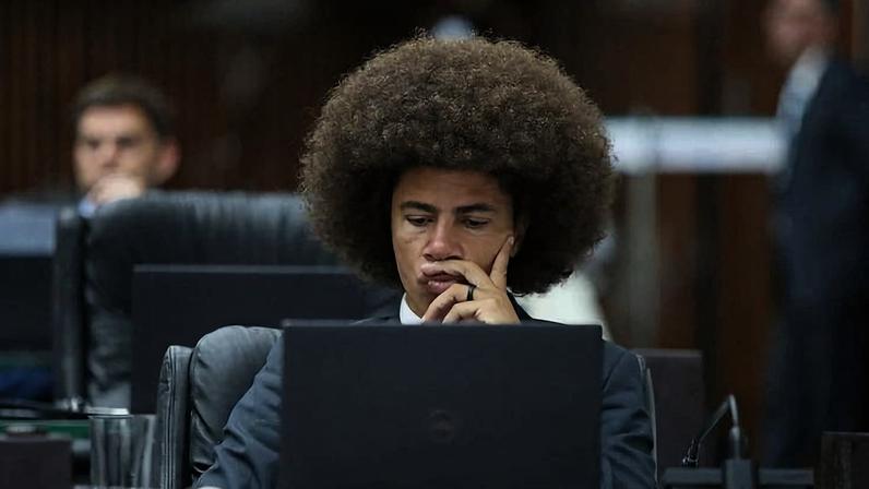 Deputado estadual Renato Freitas (PT) em sessão plenária da Assembleia Legislativa do Paraná