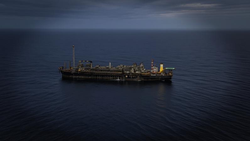 Plataforma de extração de petróleo da Petrobras na costa do Espírito Santo