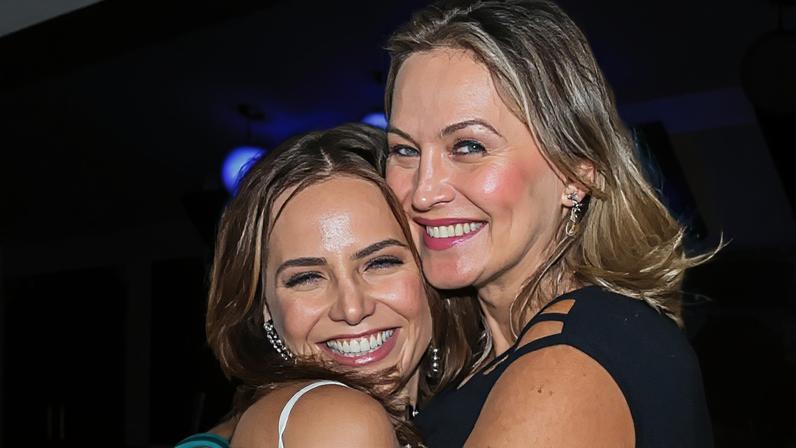 Leticia Colin homenageia a tia Adriana Colin, relembra o apoio recebido na infância e destaca a importância de quem acredita em nossos sonhos