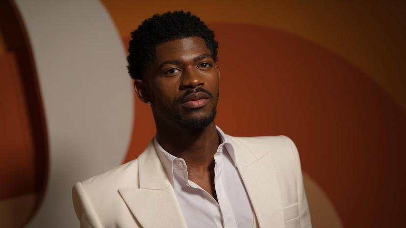 'Tentando me manter com os pés no chão e sair da minha própria cabeça', diz Lil Nas X