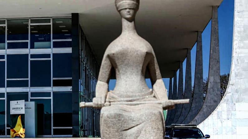 A estátua da Justiça em frente ao edifício do Supremo Tribunal Federal (STF) em Brasília
