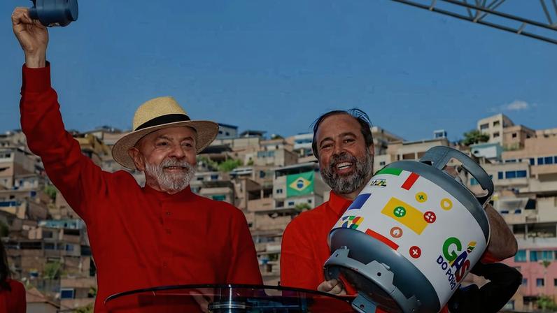 O presidente Lula e o ministro de Minas e Energia, Alexandre Silveira, durante cerimônia de lançamento do programa Gás do Povo, em Belo Horizonte (MG), em setembro de 2025.