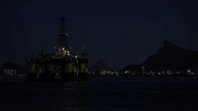 Sonda de perfuração de poços de petróleo na Baía de Guanabara, em Niterói.