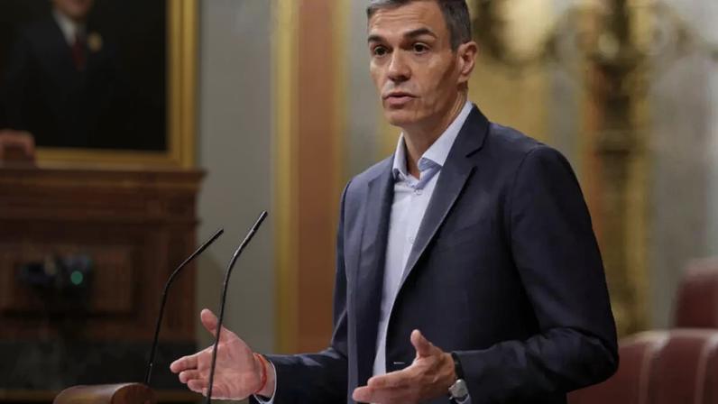 O primeiro‑ministro espanhol, Pedro Sánchez, discursa no Parlamento para responder a supostos casos de corrupção ligados ao PSOE, em Madri, Espanha, em 24 de junho de 2026.