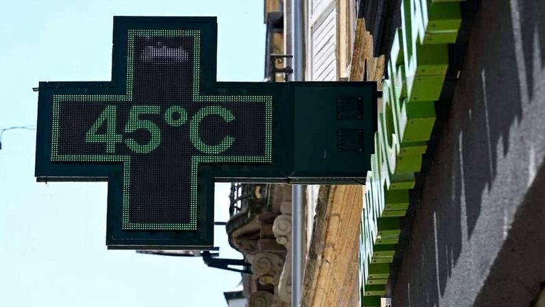 Um termômetro na fachada de uma farmácia na cidade de Thionville, nordeste da França, registrando temperatura de 45 ºC, em 2 de julho de 2025. A ministra da Saúde francesa disse, neste domingo (28), que o país registrou mil mortes a mais neste ano devido ao calor em relação ao ano passado
