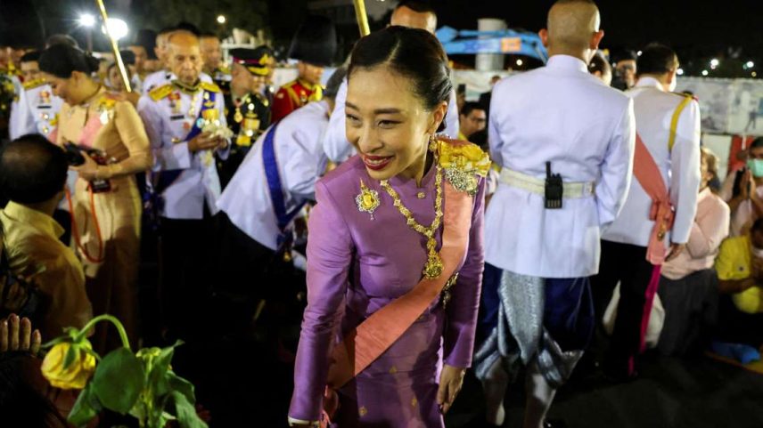 A princesa Bajrakitiyabha da Tailândia cumprimenta seus monarquistas ao sair de uma cerimônia religiosa para comemorar a morte do rei Chulalongkorn, conhecido como Rei Rama V, no Grande Palácio em Bangcoc, Tailândia, em 23 de outubro de 2020.