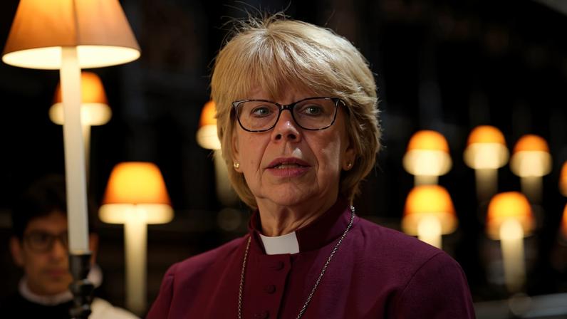 Sarah Mullally, a primeira mulher a liderar a Igreja Anglicana, observa a Catedral de São Paulo em Londres