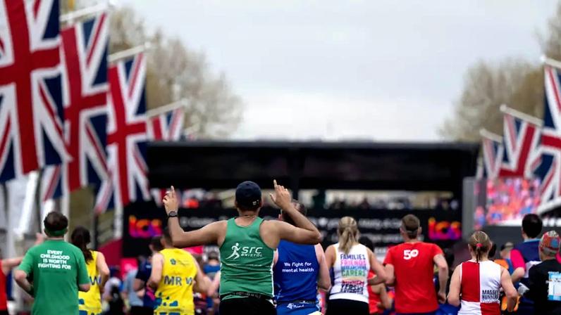 Corredores na reta final da Maratona de Londres (Foto: Jon Buckle / London Marathon Events)