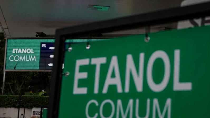 Placa de etanol em posto de gasolina em São Paulo.