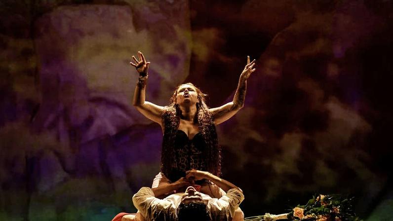 Cena da peça 'Elã', da diretora Isabel Teixeira