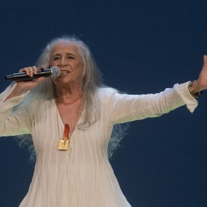 Maria Bethânia, aos 80, mantém perfil libertário e reinventora do Brasil