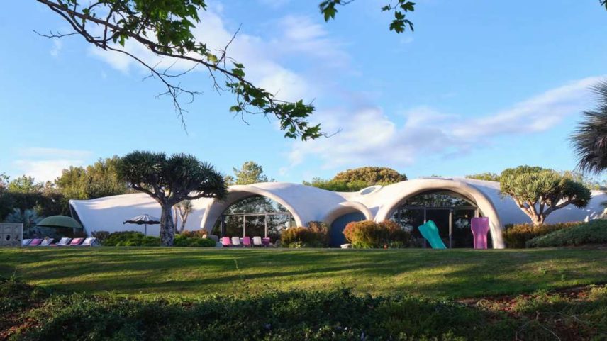 Você já ouviu falar em uma arquitetura que utiliza um balão para erguer uma casa? Pois é, ela existe e é chamada de Binishell, uma tecnologia construtiva que tem se destacado pelo mundo por unir inovação, velocidade e sustentabilidade em um único método. A Binishell foi criada na década de 1960 pelo arquiteto italiano Dante Bini, nascido em 1932, e consiste na utilização de uma membrana inflável de neoprene como molde para estruturas de concreto em formato de cúpula, um conceito simples e engenhoso que mudou a maneira de pensar a construção civil.