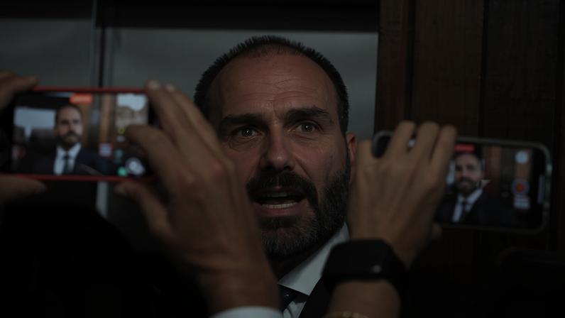 Eduardo Bolsonaro fala com jornalistas em novembro de 2024