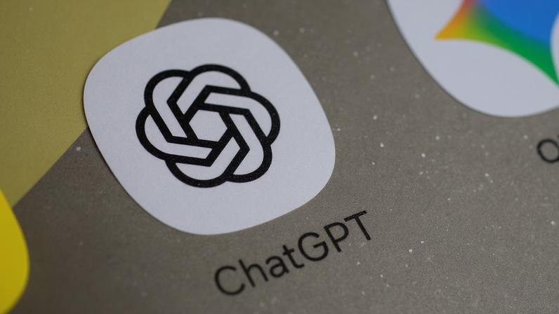Ícone do ChatGPT em tela de smartphone