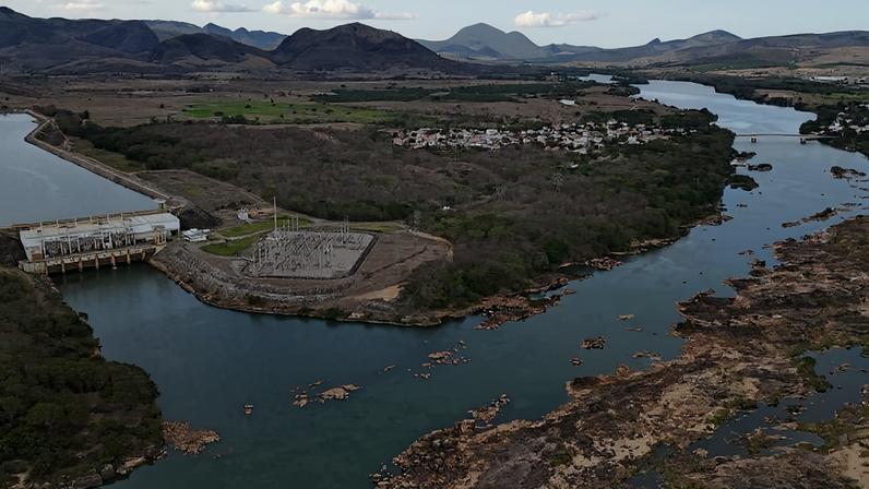 Hidrelétrica em Aimorés (MG), cidade que convive com o leito seco do rio Doce após desvio de rio para a geração de energia.