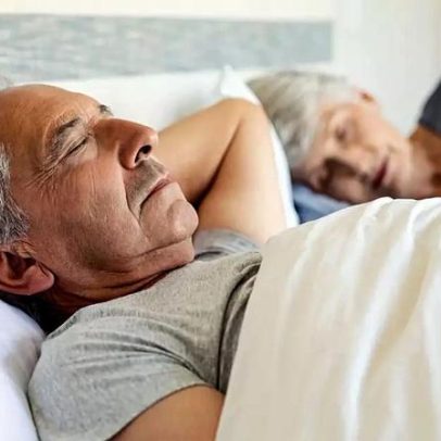 Dormir demais pode acelerar a perda de mobilidade em homens idosos, diz estudo