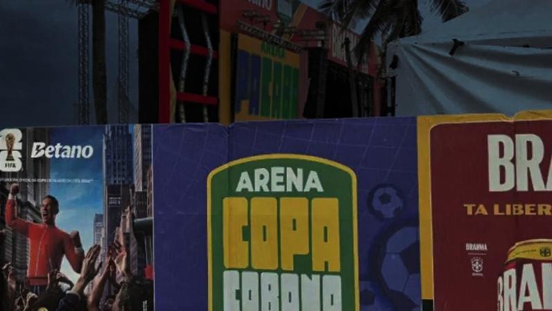 Ate a taça da Copa do Mundo apareceu em frente à Arena Copacabana –