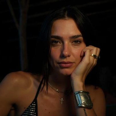 Dua Lipa usa refúgio nas Ilhas Baleares, em vila tranquila
