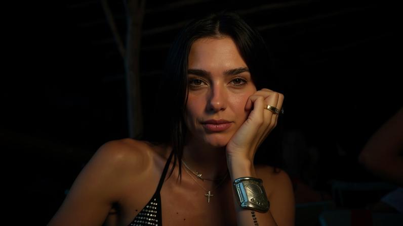 O refúgio espanhol de Dua Lipa (30 anos) é uma pequena vila nas Ilhas Baleares: 'As pessoas aqui na Espanha têm muita luz'.