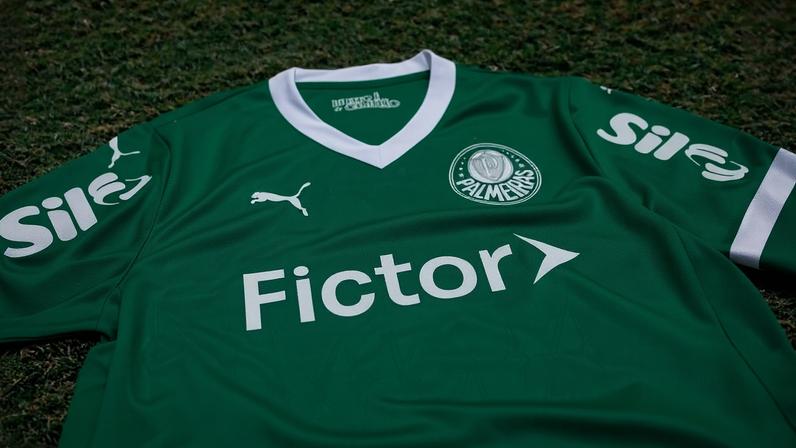 Camisa de futebol verde do Palmeiras com gola branca. No peito, logo do clube à direita e marca Puma à esquerda. Patrocinadores 'Fictor' no centro e 'Sile' nas mangas.