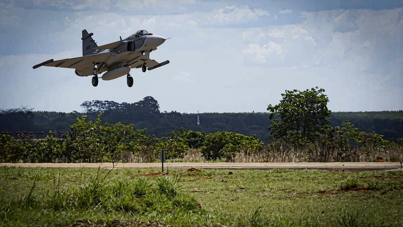 Caça Gripen da FAB durante voo de treinamento em Anápolis (GO)