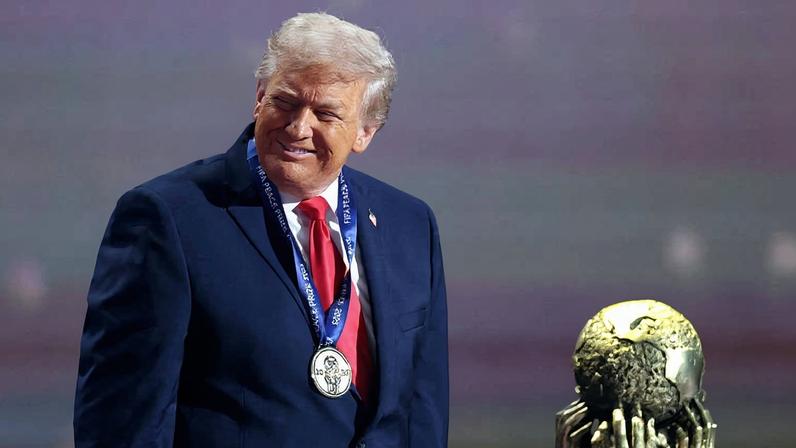 Presidente dos EUA, Donald Trump recebe prêmio da paz no sorteio da Copa-2026