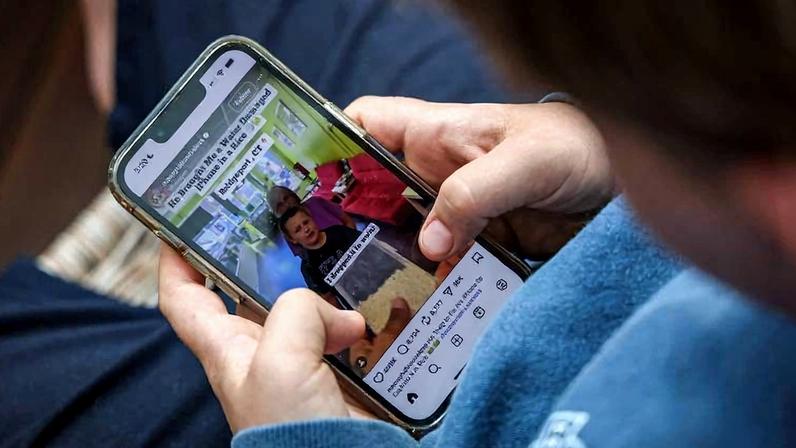Jovem de 14 anos mexendo em aplicativo do Instagram em sua casa em Canberra, na Austrália