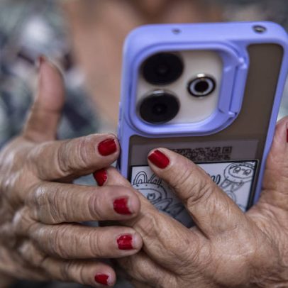 Leitor, inspirado em coluna de Ruy Castro, defende letramento digital de idosos