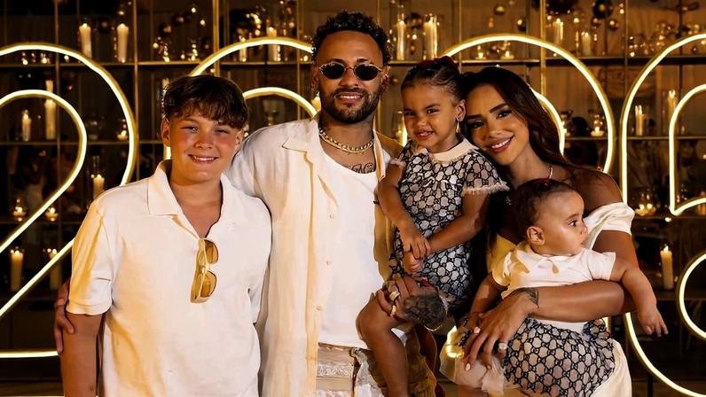 Neymar, Bruna Biancardi e três filhos dele reunidos