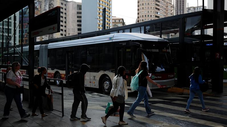 Movimentação de passageiros em terminal de ônibus no centro de São Paulo
