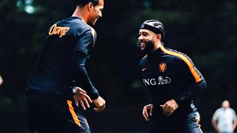 Memphis Depay durante treinamento da seleção holandesa