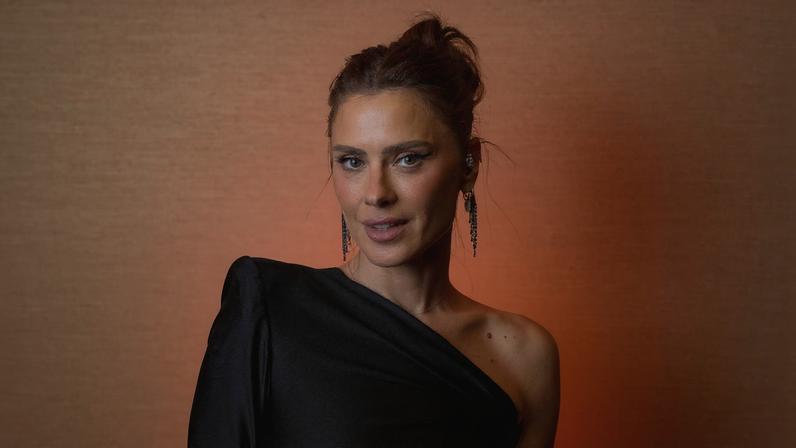 Carolina Dieckmmann interpreta a protagonista Dinah no filme com a direção de Henrique Sauer