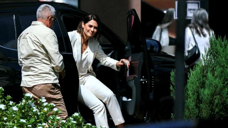 Michelle na chegada à superintendência da PF em Brasília, onde Bolsonaro estava preso
