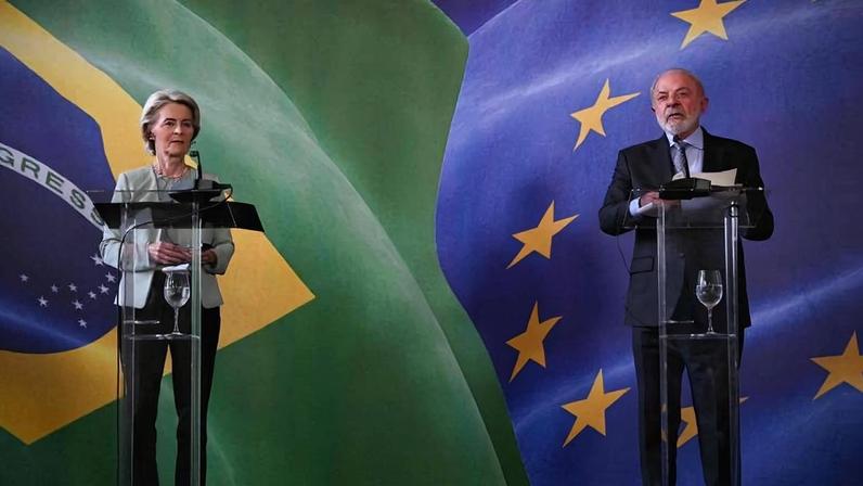 A presidente da Comissão Europeia, Ursula von der Leyen, e o presidente Luiz Inácio Lula da Silva, durante entrevista coletiva por ocasião da assinatura do acordo UE-Mercosul em janeiro
