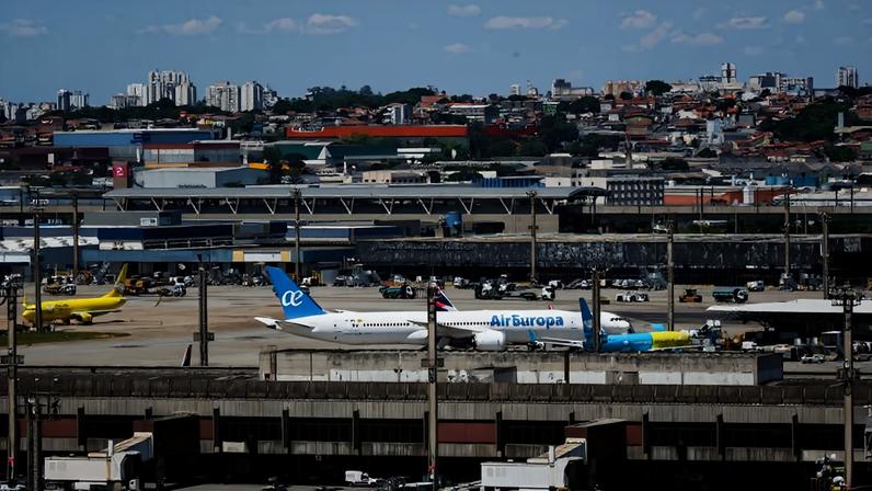 Movimentação de aeronave na pista do aeroporto de Guarulhos