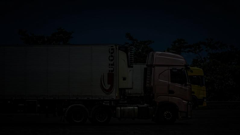 Caminhões trafegam na rodovia Euclides da Cunha (SP), que apesar de não ser concedida à iniciativa privada, foi apontada com uma das melhores do país, segundo pesquisa da CNT divulgada no fim do ano passado