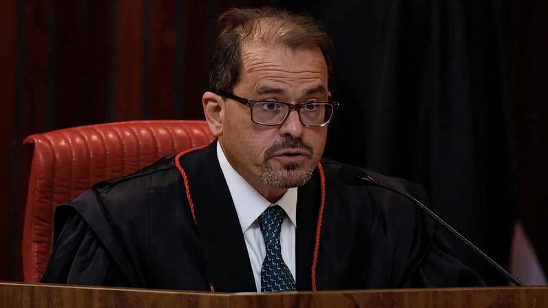 O ministro Floriano de Azevedo Marques, durante sessão de julgamento do TSE