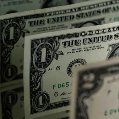 Dólar sobe com guerra no Irã e tarifas dos EUA sobre o Brasil