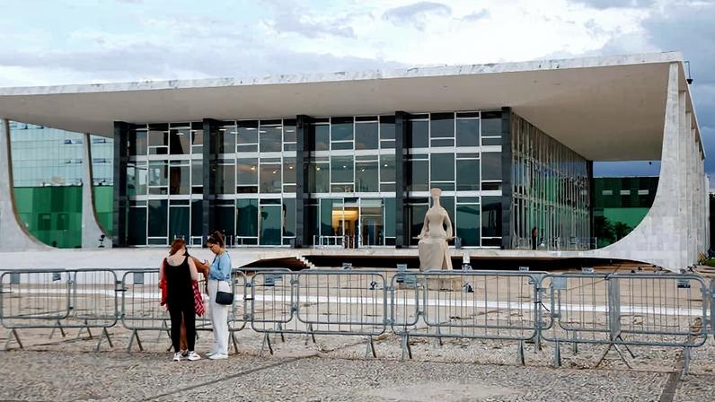 Fachada do prédio do Supremo Tribunal Federal na praça dos Três Poderes, na região central de Brasília