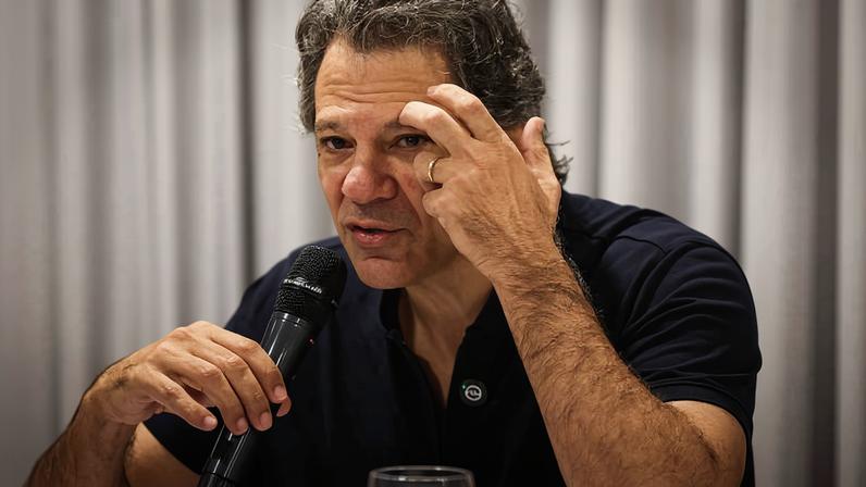Pré-candidato Fernando Haddad fala com jornalistas sobre a eleição estadual, em março de 2026