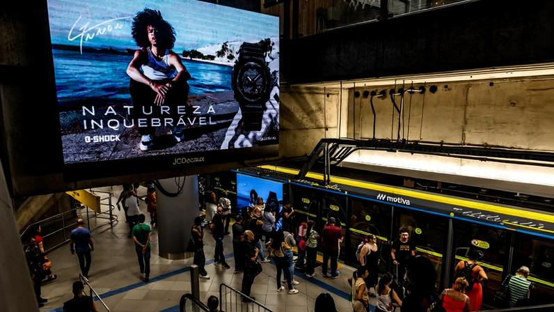 Passageiros aguardam embarque na estação Pinheiros do metrô, em São Paulo