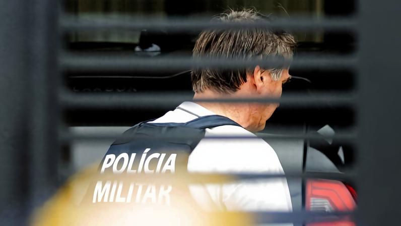 O ex-presidente Jair Bolsonaro (PL) chega em casa para cumprir prisão domiciliar