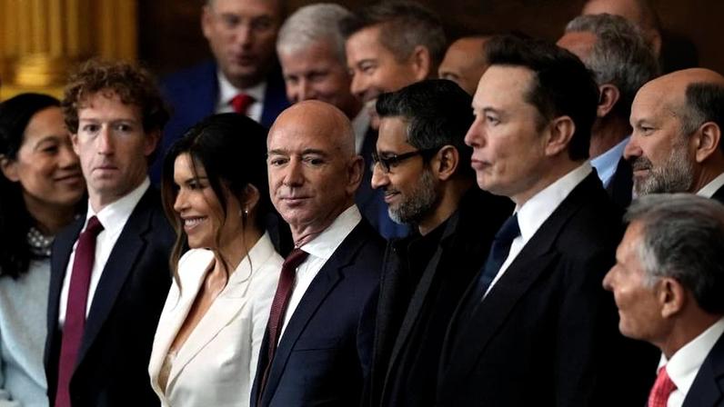 Aparecendo na segunda posse de Donald Trump, da esquerda para a direita: Mark Zuckerberg (Meta), Jeff Bezos (Amazon), Sundar Pichai (Google) e Elon Musk (X)