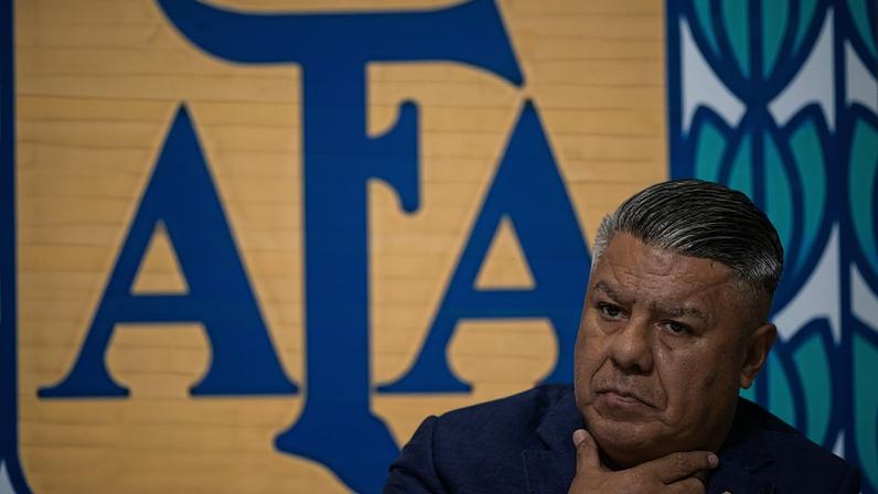 Claudio Tapia concede entrevista a jornalistas na sede da AFA, em Buenos Aires