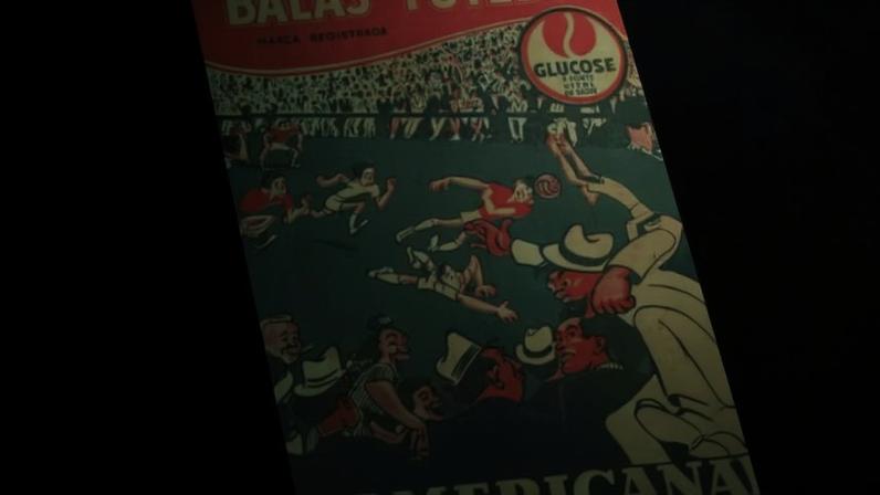 Álbuns das Balas Futebol e versão 2026 do álbum da Copa do Mundo da Panini — Foto: Reprodução/Acervo Moacir Andrade Peres e Panini